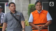 Direktur PT Harlis Tata Tahta, Hartoyo dikawal petugas tiba di Gedung KPK, Jakarta, Selasa (19/11/2019). Hartoyo diperiksa sebagai tersangka untuk melengkapi berkas kasus dugaan suap pengadaan proyek jalan di Provinsi Kalimantan Timur. (merdeka.com/Dwi Narwoko)