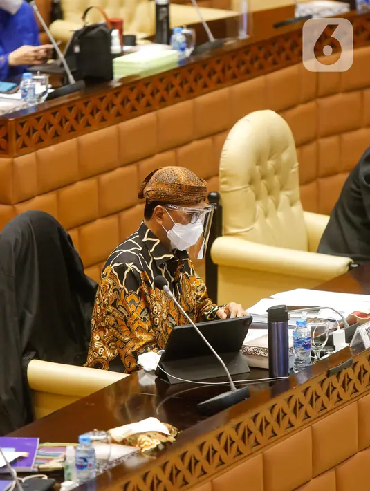 Menteri Perhubungan Budi Karya Sumadi memakai batik dan blangkon saat rapat kerja dengan Komisi V DPR di Kompleks Parlemen, Senayan, Jakarta, Selasa, (16/3/2021).   Kemenhub juga akan memfokuskan tracing terhadap mereka yang hendak bepergian di masa pandemi. (Liputan6.com/Angga Yuniar)