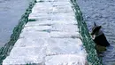 Salah satu tujuan dari aksi ini adalah untuk membangun struktur terbesar di atas danau buatan Ada Ciganlija yang terbuat dari botol plastik yang akan menjadi upaya untuk memecahkan rekor Guinness. (AP Photo/Darko Vojinovic)