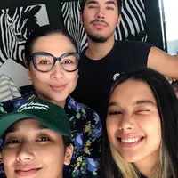 Kebersamaan Titi DJ dengan putri kembarnya Salma dan Salwa sebelum melakukan operasi [@ti2dj]