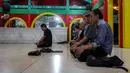 <p>Sejumlah orang melakukan ibadah salat magrib berjamaah di Masjid Cheng Ho, Genteng, Surabaya pada Selasa (14/11/2023). (Bola.com/Bagaskara Lazuardi)</p>