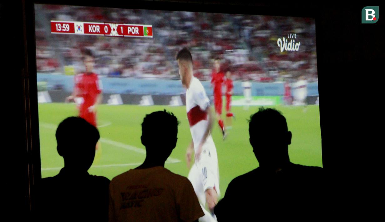 Acara nonton bareng ini menghadirkan beberapa komunitas mobil dan motor serta para pecinta sepak bola yang ingin menyaksikan bareng tim kesayangannya di Piala Dunia 2022. (Bola.com/M iqbal Ichsan)