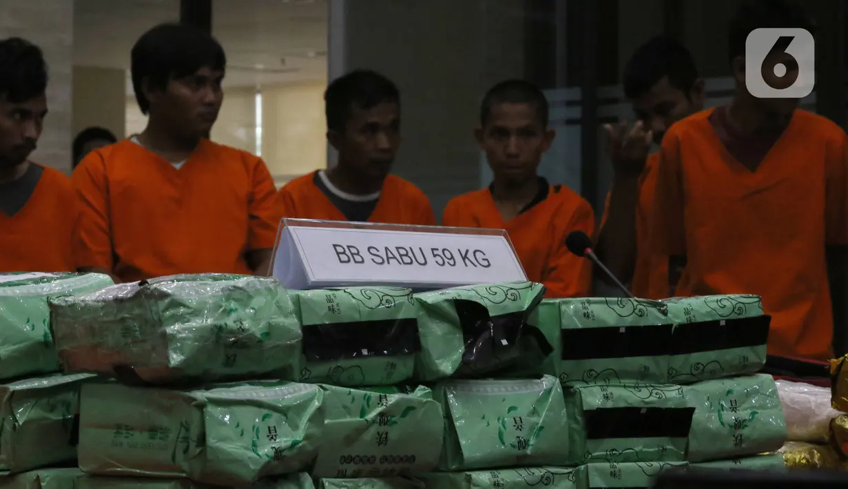 Barang bukti dan tersangka diperlihatkan saat rilis pengungkapan peredaran narkotika jenis sabu di Bareskrim Polri, Jakarta, Rabu (12/2/2020). Dirtidpid Narkoba Polri enangkap 11 orang tersangka sindikat narkotika jaringan Malaysia-Indonesia. (Liputan6.com/Angga Yuniar)