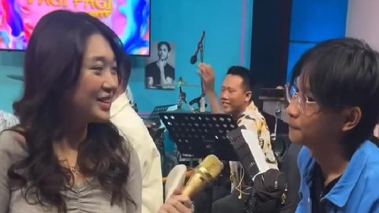 Skill Gitar Fajar Sadboy Bikin Livy Renata Terpesona dan Buat Netizen Kagum