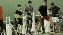 Tim ganda putra Indonesia saat latihan fisik di Pelatnas Bulutangkis, Cipayung, Jakarta, Senin (7/5/2018). Latihan tersebut untuk persiapan jelang Piala Thomas pada 20-27 Mei 2018 di Thailand. (Bola.com/M Iqbal Ichsan)