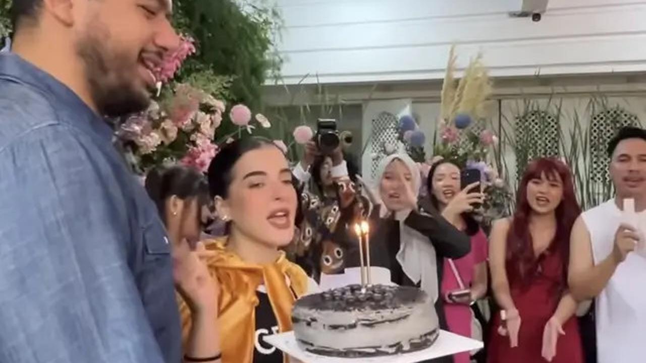 8 Potret Tampilan Tasya Farasya dan Tasyi Athasyia saat Rayakan Ulang Tahun ke-33 dengan Cara yang Berbeda