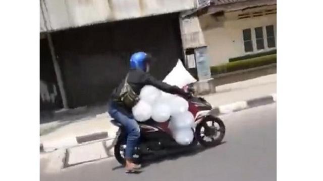 6 Aksi Bapak-Bapak Pamer Keseimbangan Tingkat Tinggi di Jalan Ini Kocak