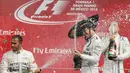 Dua pebalap Mercedes saling semprotkan sampanye di podium juara F1 GP Meksiko di Sirkuit Autodromo Hermanos Rodriguez, Senin (2/11/2015) dini hari WIB. (EPA/Ulises Ruiz Basurto)