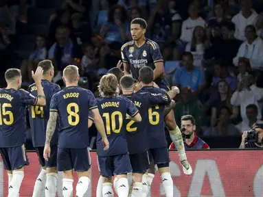 Pemain Real Madrid, Jude Bellingham, melakukan selebrasi bersama rekannya setelah mencetak gol ke gawang Celta Vigo pada laga Liga Spanyol di Stadion The Balaidos, Sabtu (26/8/2023). Madrid menang dengan skor tipis 1-0. (AP Photo/Lalo R. Villar)