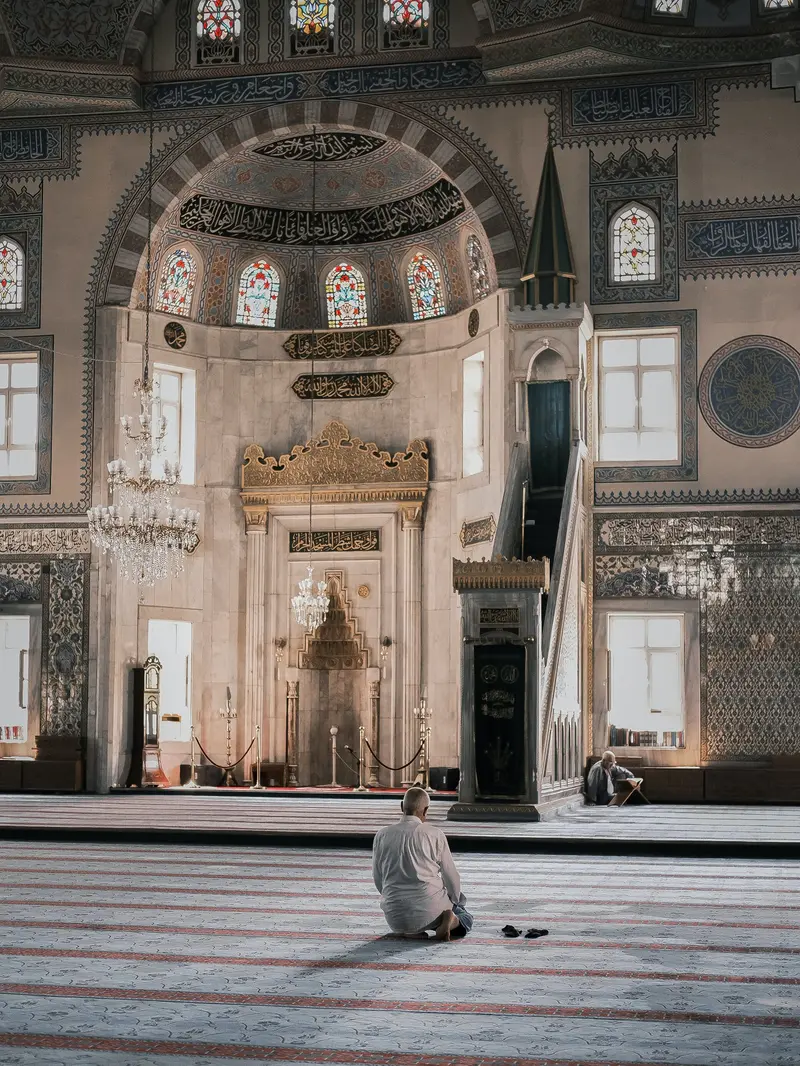 Muslim melaksanakan ibadah sholat di masjid