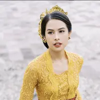 Cek di sini 6 gaya selebritas dalam kebaya Bali yang pancarkan keanggunan sederhana yang memesona.