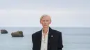 Tilda Swinton membawa tailoring androgini ke level baru lewat setelan hitam-putih yang tegas namun artistik. A$AP Rocky mencuri perhatian dengan layering smart-casual: jaket suede beige dipadu kemeja merah bold dan celana tailored, dilengkapi tas Chanel pink statement yang playful sekaligus sentimental. [Dok/Chanel].