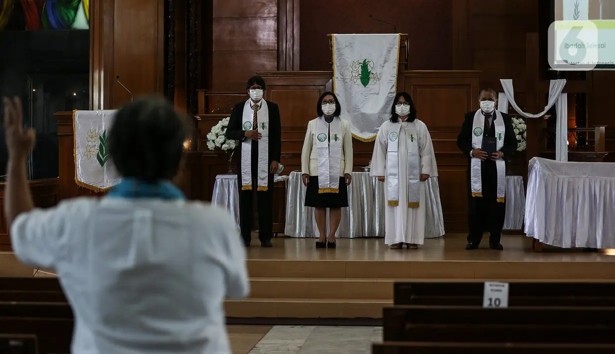 Perayaan ibadah Paskah di tengah pandemi COVID-19 di Gereja Protestan Indonesia bagian Barat (GPIB) Effatha, Minggu (4/4/2021). Ibadah rangkaian Paskah tersebut digelar secara daring dengan tetap menerapkan protokol kesehatan. (Liputan6.com/Johan Tallo)