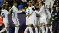 Pemain Real Madrid merayakan gol yang berhasil dicetak oleh Sergio Ramos saat melawan Levante dalam pertandingan Liga Spanyol melawan Levante di stadion Ciutat de Valencia di Valencia (3/2). (AFP Photo/Jose Jordan)