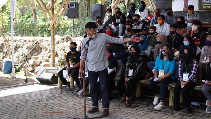 Nampak Hamzah, salah satu mentor sekolah alam reforestasi tengah memberikan materi di depan para peserta yang hadir. (Liputan6.com/Jayadi Supriadin)