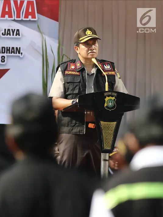 Wakapolda Metro Jaya, Brigjen Pol Purwadi memberi sambutan saat apel besar di lapangan Sabhara Mapolda Metro Jaya, Jakarta, Sabtu (12/5). Pilkada dan Asian Games 2018 (Liputan6.com/Herman Zakharia)