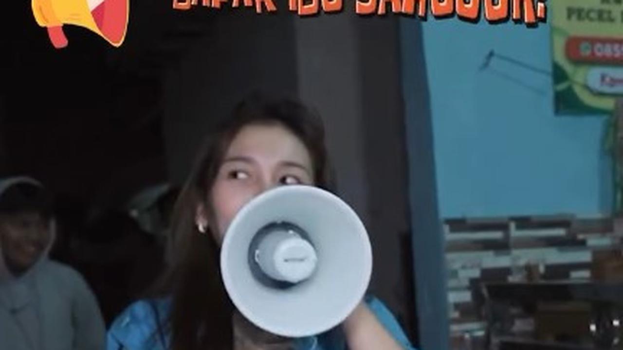 Masih Pakai Piyama, Ini 7 Potret Ayu Ting Ting Bangunkan Sahur Bareng Bocah Kampung - Totalitas Pakai Toa