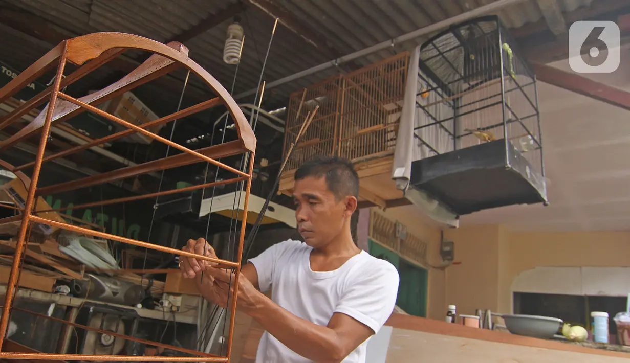Perajin membuat sangkar burung di YR Sangkar, Cimanggis, Depok, Jawa Barat, Rabu (17/3/2021). Perajin mengkatakan produksi sangkar burung yang dijual Rp 150 ribu hingga Rp 500 ribu per sangkar alami peningkatan penjualan 50 persen selama pandemi COVID-19. (Liputan6.com/Herman Zakharia)