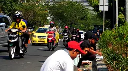 Sejumlah pekerja saat mengecat separator jalan di kawasan HR Rasuna Said, Jakarta, Kamis (30/7/2015). Menyambut Hari Kemerdekaan, Pemprov DKI Jakarta akan mempercantik wajah Ibukota. (Liputan6.com/Yoppy Renato)