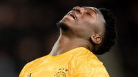 Reaksi kecewa kiper Ajax Amsterdam, Andre Onana pada laga semifinal Piala Liga Belanda melawan FC Utrecht di Galgenwaard Stadium, Utrecht, 4 Maret 2020. (AFP/ANP/Ronald Bonestroo)