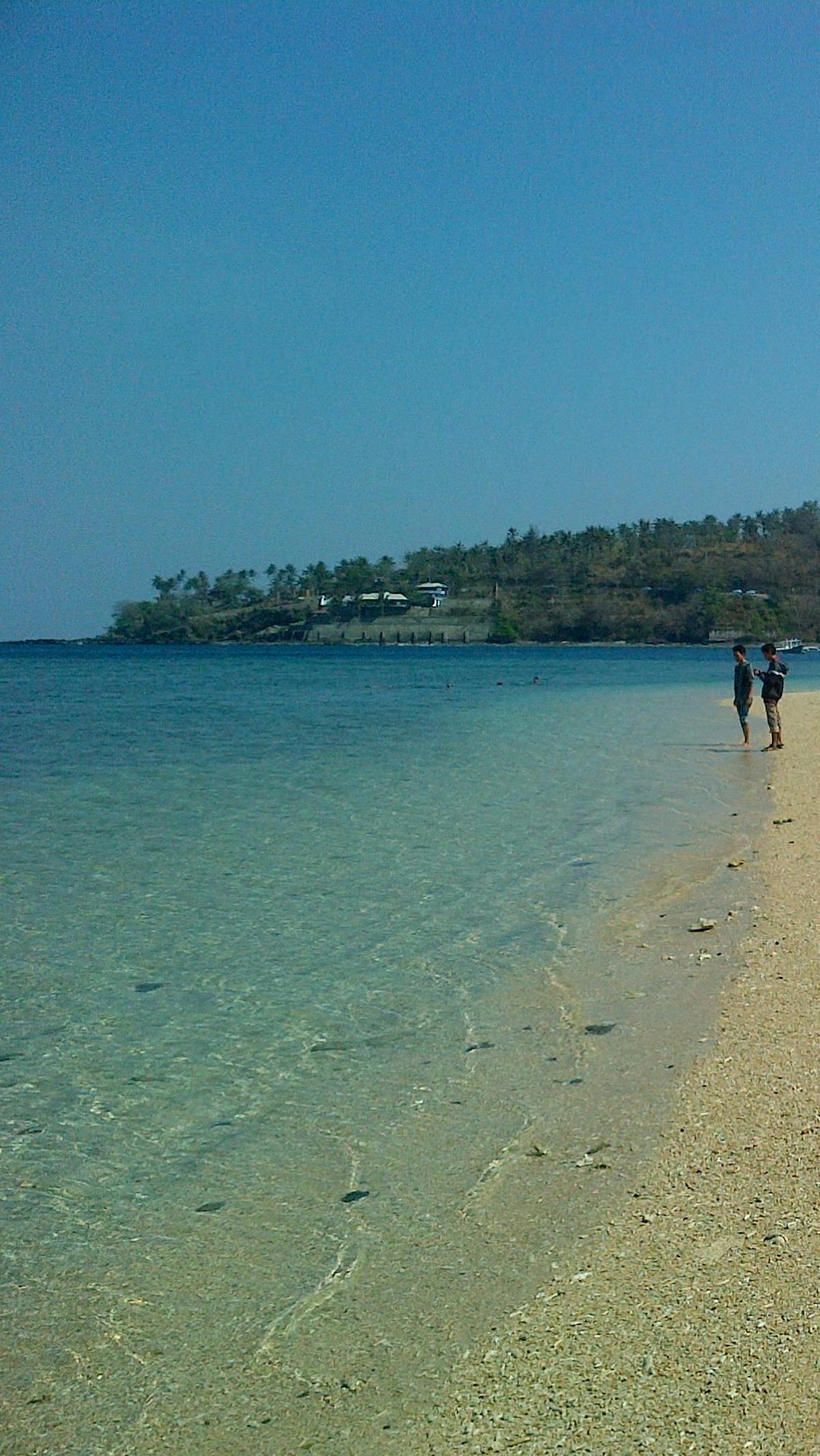 <b>4. Pantai Senggigi</b>