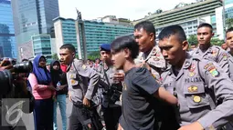 Remaja ini diamankan polisi karena melakukan penodongan kepada pengunjung CFD, Jakarta, Minggu (2/10). Mereka pun langsung ditangkap setelah korban mengadu ke petugas keamanan terdekat. (Liputan6.com/Angga Yuniar)