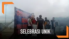 Sebuah turnamen sepakbola di Tarakan melakukan selebrasi dengan cara tak biasa. Mereka menggunakan alat fogging untuk menghasilkan efek asap dari belakang panggung.