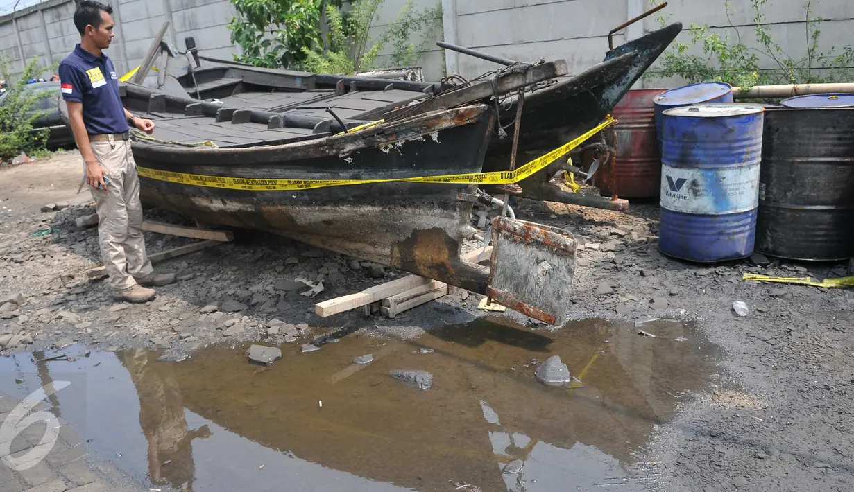 Kapal modifikasi yang disita saat rilis kasus pencurian solar di Polres Pelabuhan Tanjung Priok, Jakarta Utara, Selasa (29/12). Aksi tersebut dilakukan dari 2009 di wilayah Pertamina Digul Pelabuhan Tanjung Priok. (Liputan6.com/Gempur M Surya)