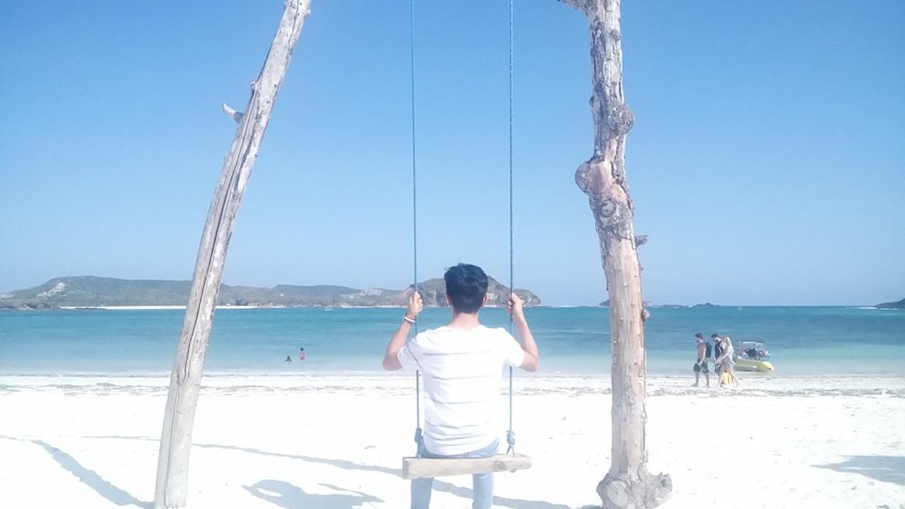 Pantai Tanjung Aan, Pantai Surga di Lombok Berpasir Merica