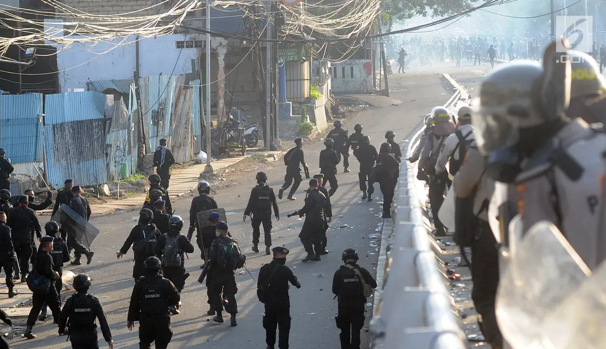 Petugas kepolisian saat bentrok dengan massa aksi di jalan tol dalam kota di kawasan Slipi, Jakarta, Rabu (22/5/2019). Jalan tol dalam kota sempat ditutup sekitar setengah jam, dan massa dihalau petugas ke arah kemanggisan. (merdeka.com/Arie Basuki)
