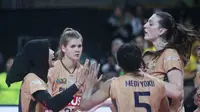 Pemain Gresik Petrokimia Pupuk Indonesia merayakan keberhasilan meraih poin saat menghadapi Jakarta Pertamina Enduro dalam seri pertama final four PLN Mobile Proliga 2025 di GOR Jayabaya, Kediri, Sabtu (19/4/2025). (Bola.com/Dok. PBVSI)