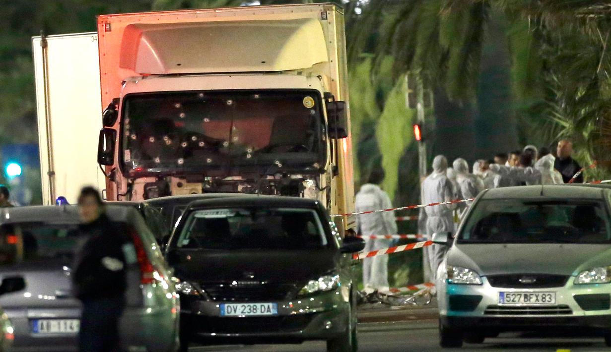 Pada 14 Juli 2016, Sebuah truk melaju kencang dan menghantam kerumunan warga yang sedang melihat kembang api untuk memperingati Bastille Day di kota Nice, Prancis hingga menewaskan 86 orang. (AP Photo/Claude Paris)