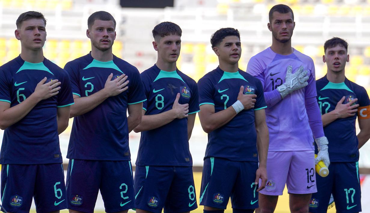 Sejumlah pemain Australia U-19 menyanyikan lagu kebangsaan mereka saat laga semifinal Piala AFF U-19 2024 melawan Thailand U-19 di Stadion Gelora Bung Tomo, Surabaya, Sabtu (27/07/2024). (Dok. PSSI)
