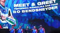 Dua pembalap Pertamina Mandalika SAG Racing Team: Bo Bendsneyder dan Taiga Hada diajak berolahraga di saat Car Free Day. (Dok. Istimewa)