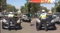 Viral, Cara Polisi Hentikan Mobil Ini Lain Dari Biasanya (sumber: twitter.com/infobdg)