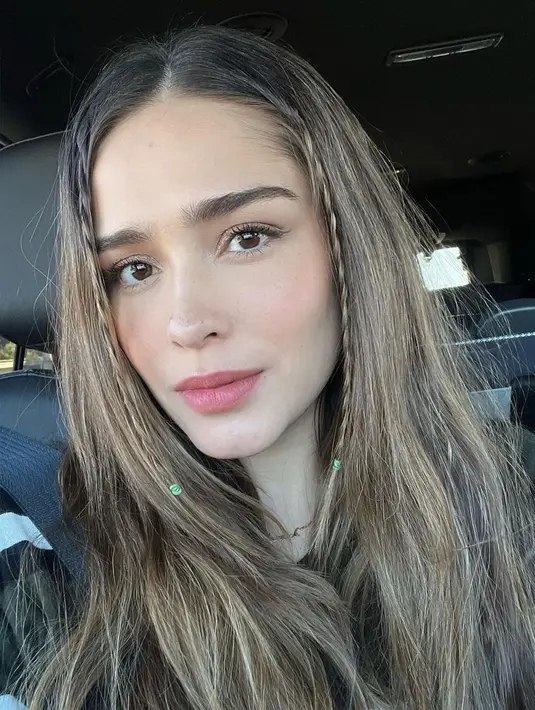 Yasmine Wildblood tampil kece saat liburan di LA bareng suami dan 3 anaknya. [@yaswildblood]