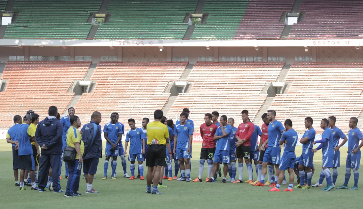 Para punggawa Persib berlatih jelang laga final Piala Presiden 2015 menghadapi Sriwijaya FC di Stadion Utama Gelora Bung Karno, Jakarta, Sabtu (17/10/2015). (Bola.com/Vitalis Yogi Trisna)
