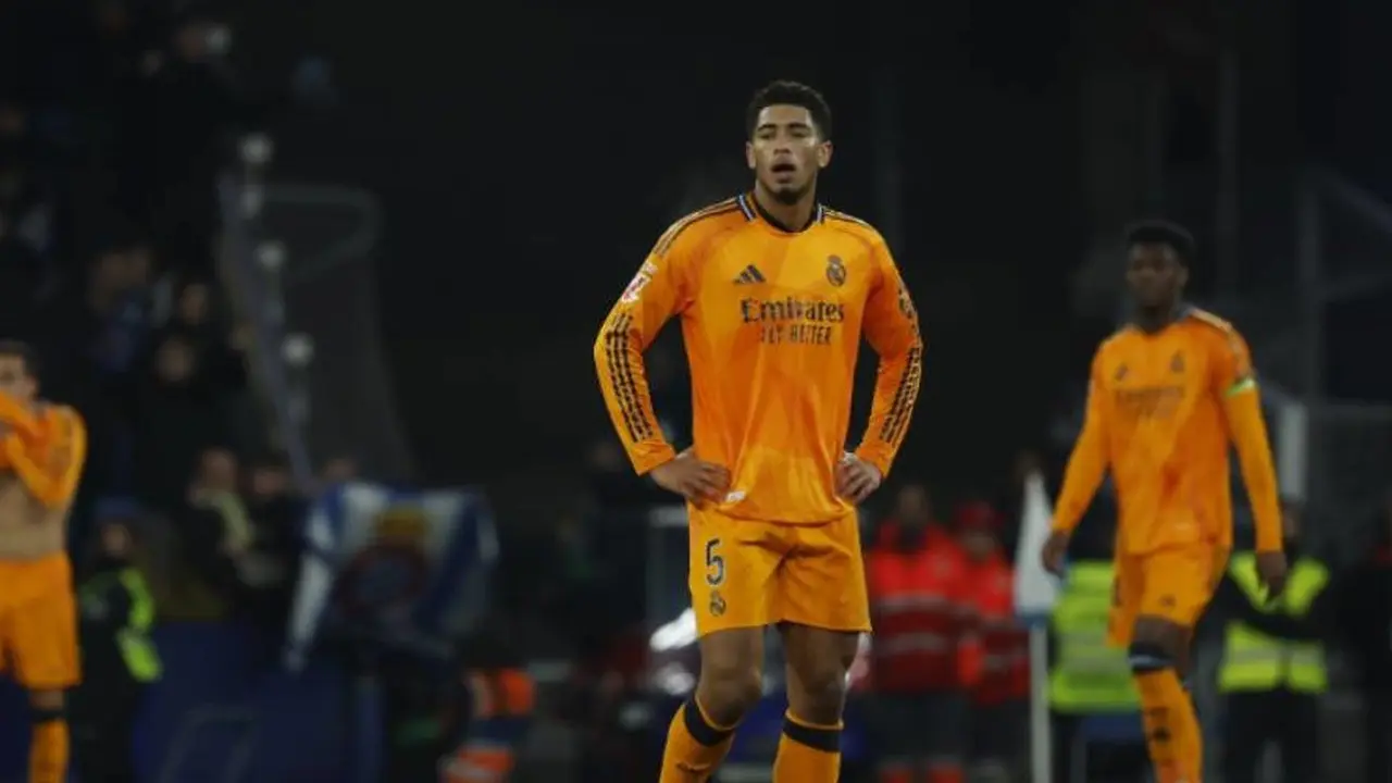 Ekspresi Jude Bellingham setelah timnya kebobolan dalam laga La Liga antara Espanyol vs Real Madrid, Minggu, 2 Februari 2025. (c) AP Photo/Joan Monfort