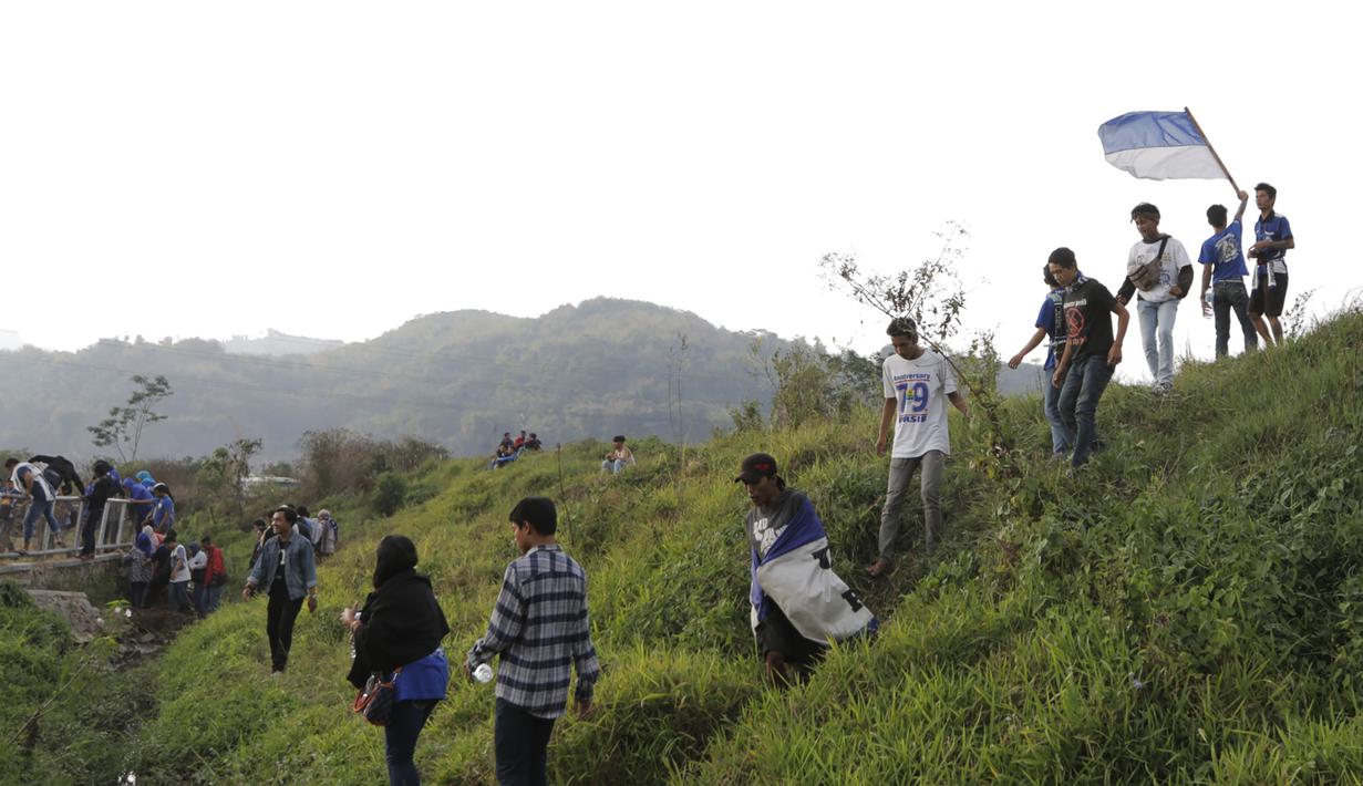 Semangat para Bobotoh menuju Stadion Si Jalak Harupat mendukung Maung Bandung. (Bola.com/Vitalis Yogi Trisna)