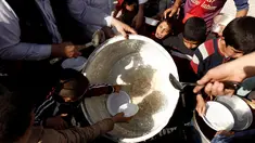 Sejumlah Warga berebut makanan saat mengungsi di kamp Khazer, Irak, (11/11). Warga terpaksa melarikan diri saat Pasukan Irak dan kelompok militan ISIS bentrok memberebutkan kota Mosul. (REUTERS/Zohra Bensemra)