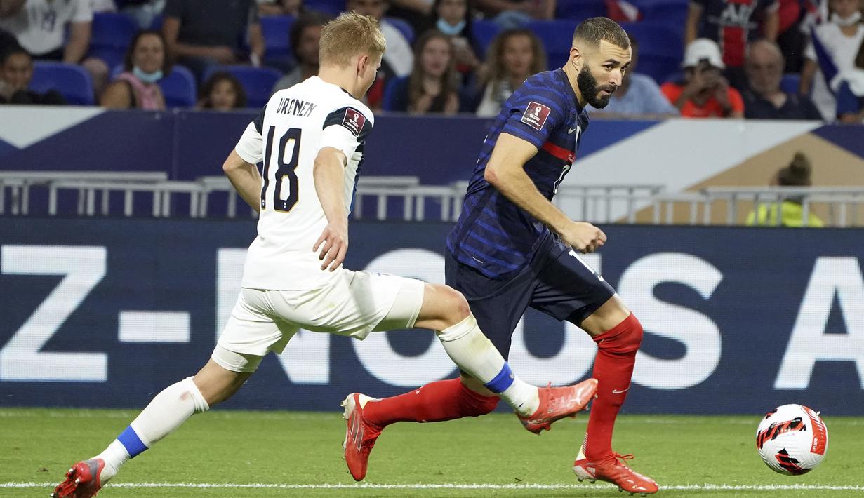 Pada menit ke-22 lagi-lagi peluang Prancis belum membuahkan hasil. Tembakan tepat Karim Benzema ke arah gawang masih dapat dimentahkan kiper Finlandia Lukas Hradecky. (Foto: AP/Laurent Cipriani)
