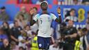 Selebrasi gelandang Timnas Inggris, Bukayo Saka setelah mencetak gol kelima Inggris ke gawang Makedonia Utara pada laga Grup C kualifikasi Euro 2024 antara Timnas Inggris menghadapi Makedonia Utara di Old Trafford, Manchester (19/6/2023). (AP Photo/Dave Thompson)