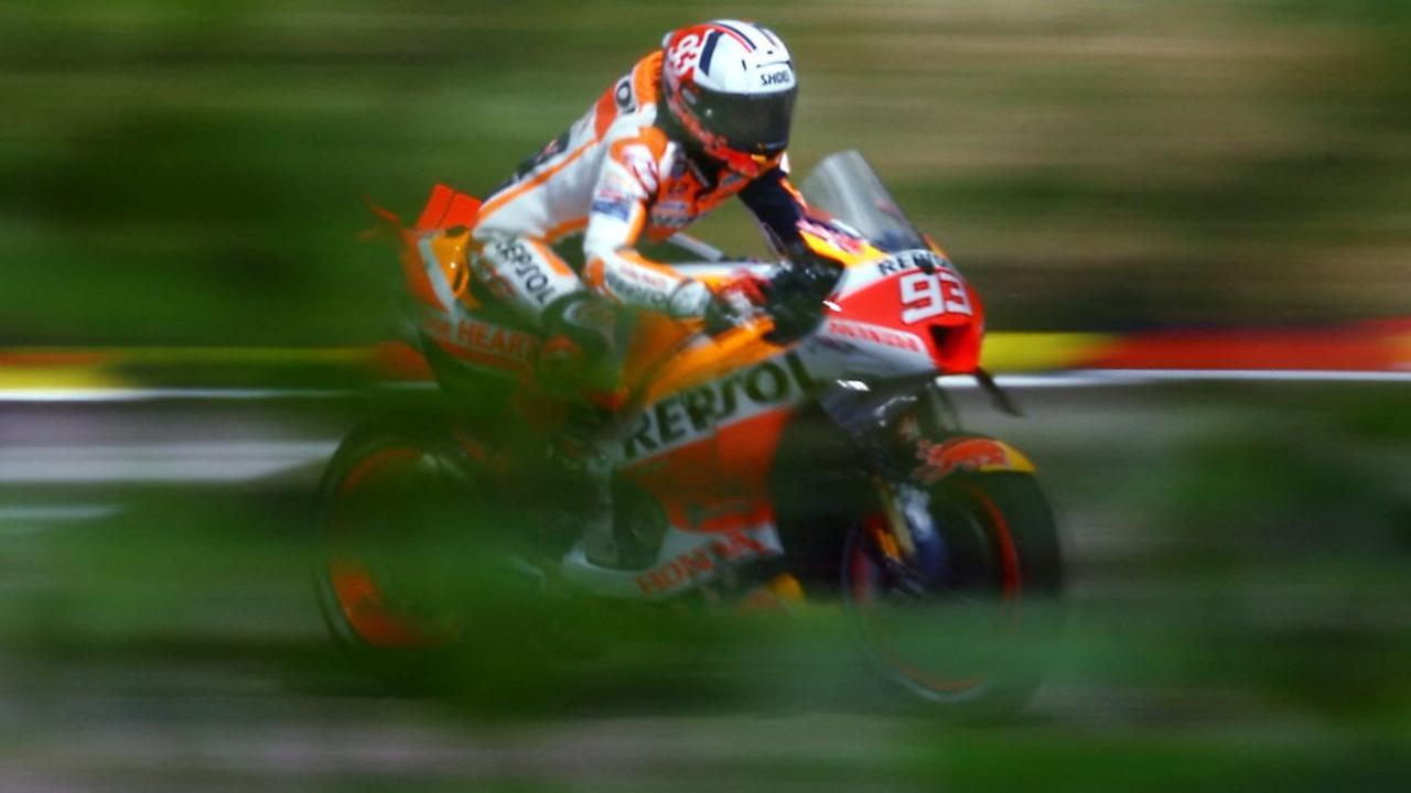 Akankah Marc Marquez bakal pindah tim meski harus ke tim satelit di musim depan? Ataukah nantinya Honda berhasil  memberikan motor kompetitif agar Marquez tetap di HRC? Bagaimana menurut Anda?