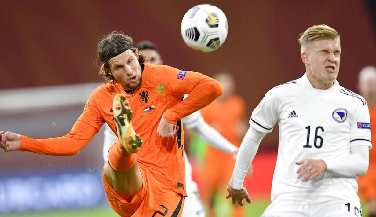 Pemain Belanda, Hans Hateboer, melepaskan tendangan saat melawan Bosnia and Herzegovina pada laga UEFA Nations League di Johan Cruyff ArenA, Senin (16/11/2020). Belanda menang dengan skor 3-1. (John Thys/Pool via AP)