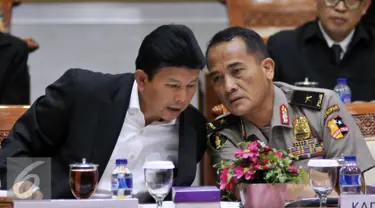 Kabareskrim Komjen Pol Ari Dono Sukmanto (kiri) dan Kadiv Propam Mabes Polri Irjen Pol Mochamad Iriawan saat mengikuti Rapat Dengar Pendapat Umum (RDPU) dengan Komisi III DPR di Senayan, Jakarta, Selasa (26/7). (Liputan6.com/Johan Tallo)