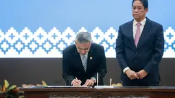 Suahasil Nazara menandatangani berita acara serah terima jabatan Menteri Keuangan di Kementerian Keuangan, Jakarta, Selasa (15/9/2026). (KLY/Budy Santoso)