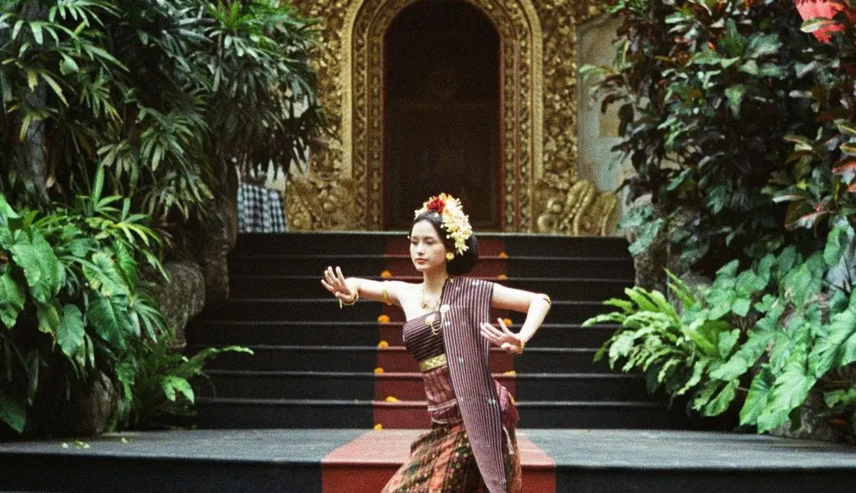 Sesi pemotretan Sarah Menzel saat mengenakan baju adat Bali ini sukses mencuri perhatian para penggemarnya. Terlebih pose tari Pendet dalam ritual adat Bali.(Liputan6.com/IG/@ssarah_menzel).