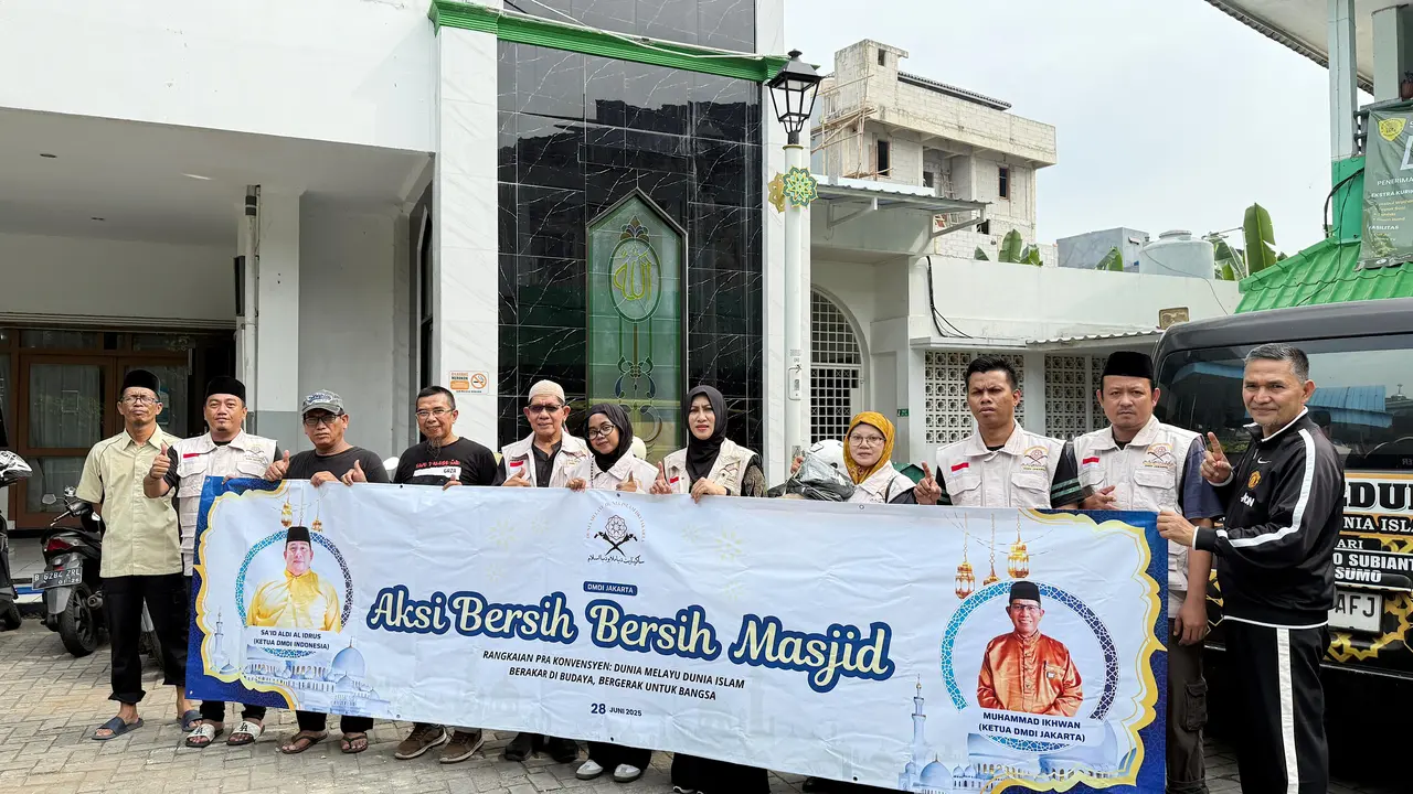 Pengurus DMDI Jakarta melaksanakan kegiatan Bersih-Bersih Masjid dalam rangka Pra-Konvensyen Dunia Melayu Dunia Islam (DMDI) (Istimewa)
