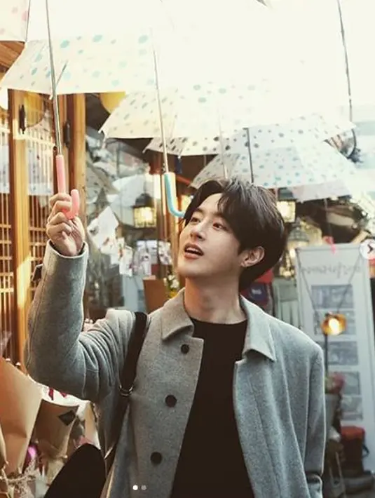 Minwoo bersama dengan boyband 100% menjadi bagian dari agensi TOP Media yang didirikan personel termuda Shinhwa, yaitu Andy. Selain menaungi 100%, TOP Media menaungi boyband Teen Top. (instagram.com/sogogijusey)
