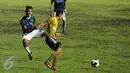 Pemain tengah Persebaya, Abu Rizal Maulana (kiri) berebut bola dengan pemain Cilegon Utd di laga penyisihan Dirgantara Cup 2017 di Stadion Maguwoharjo, Sleman, Sabtu (4/3). Persebaya kalah 1-2. (Liputan6.com/Helmi Fithriansyah)